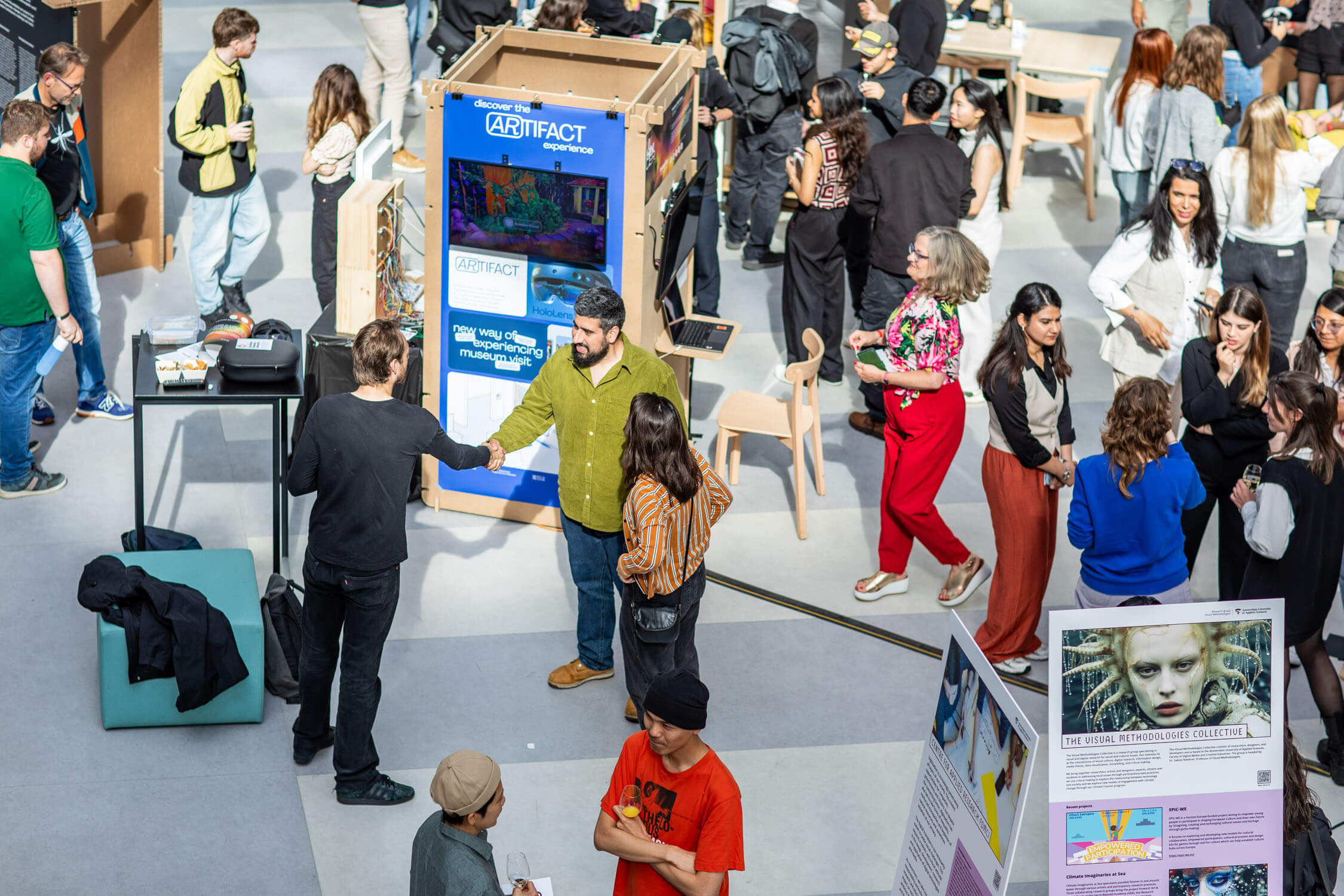 A birdseye view of the Exposjoo 2024, a building filled with students, professionals and teachers