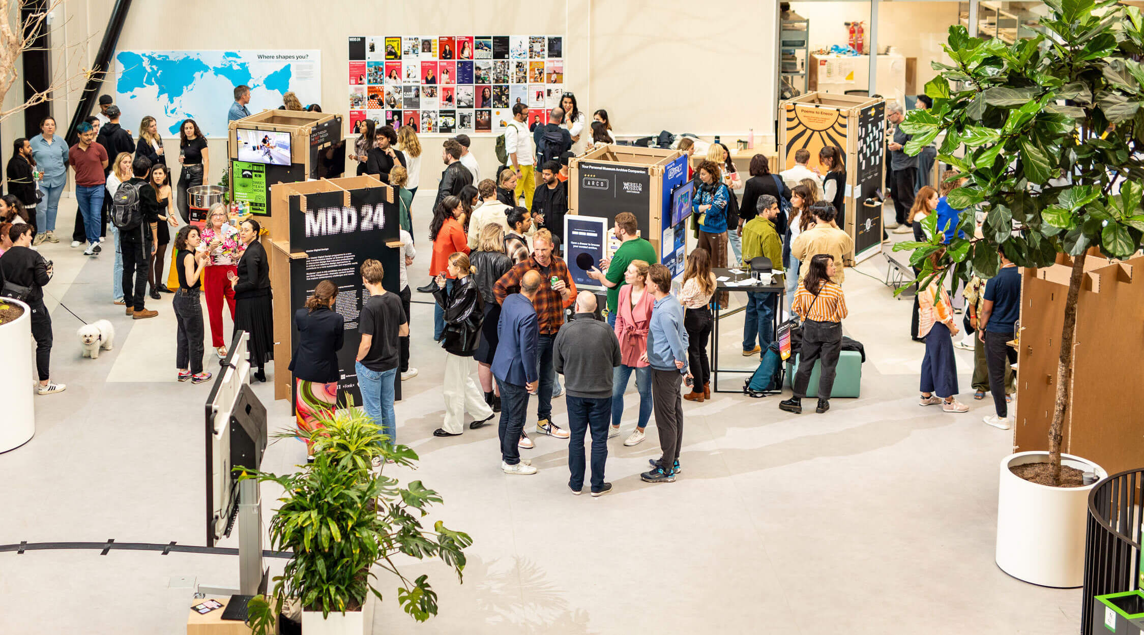 A birdseye view of the Exposjoo 2024, a building filled with students, professionals and teachers